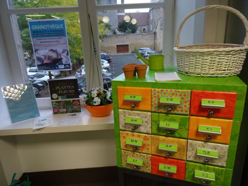 meuble à tiroir décoré