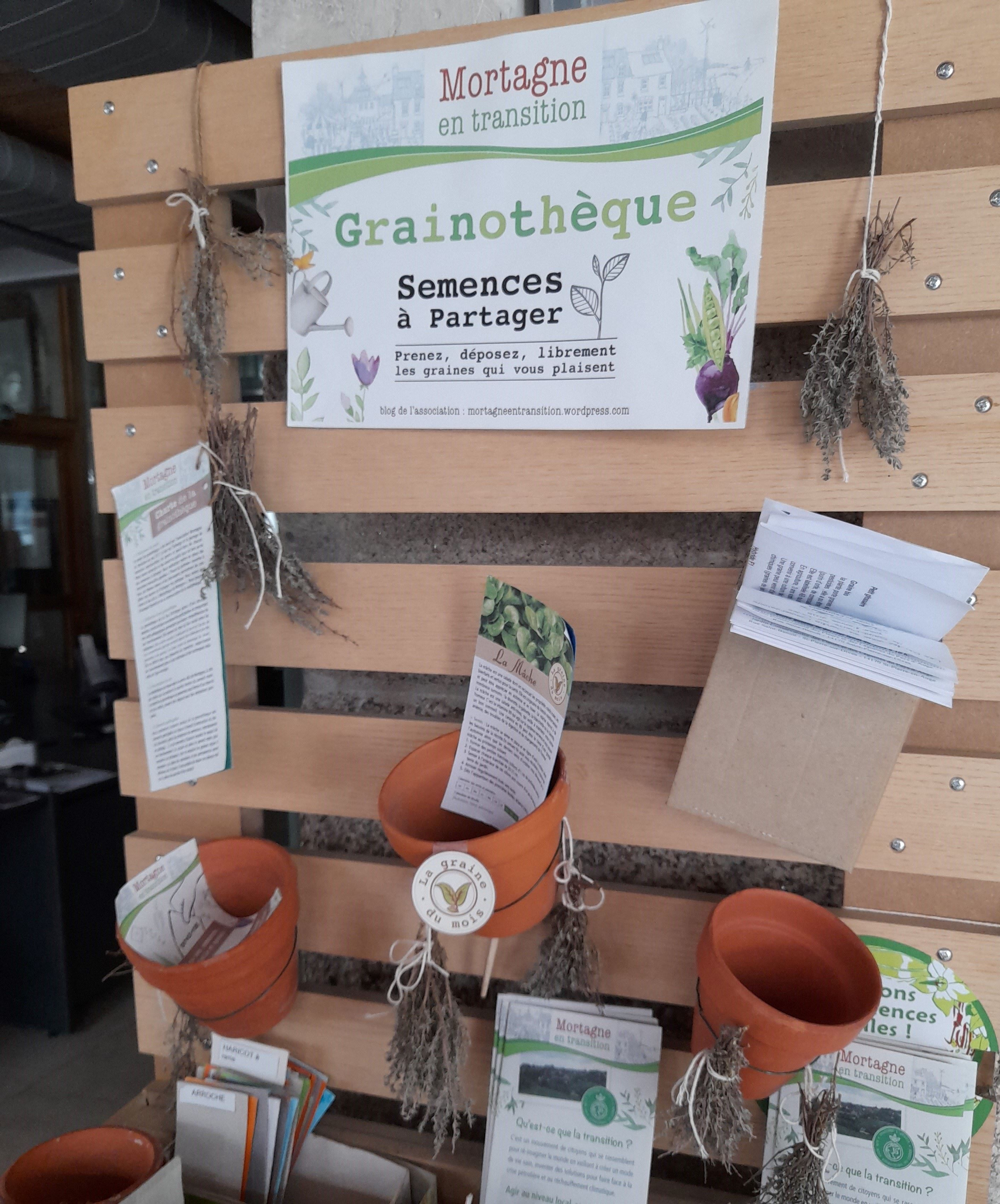 panneau mural décoré avec des affiches, pots de fleurs, herbes