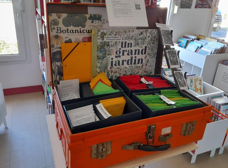 Valise remplie de sachets de graines et de livres